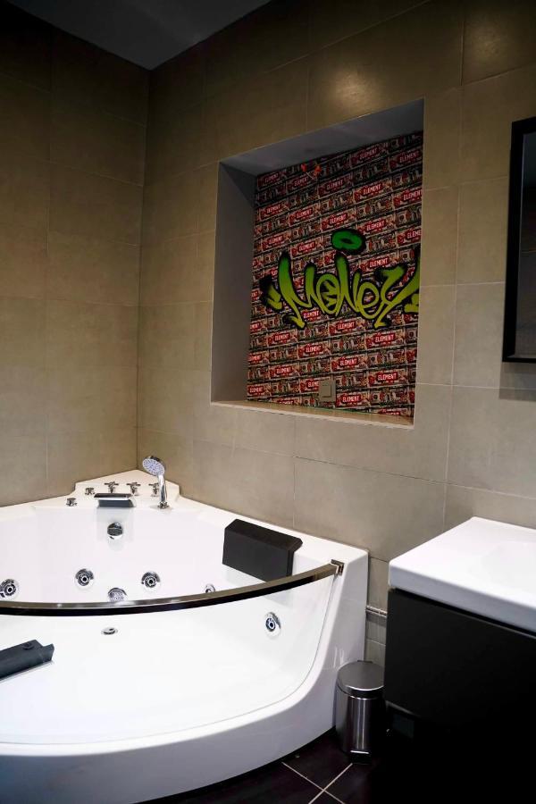 Capsule Casino - Jacuzzi - Billard - Netflix - Console & Jeux Apartment Mons Bagian luar foto